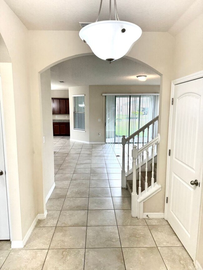 Building Photo - Large 4/3.5 Home located in Waterleigh! Do...
