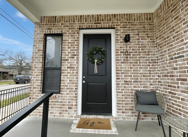 Building Photo - 201 Fairway Dr