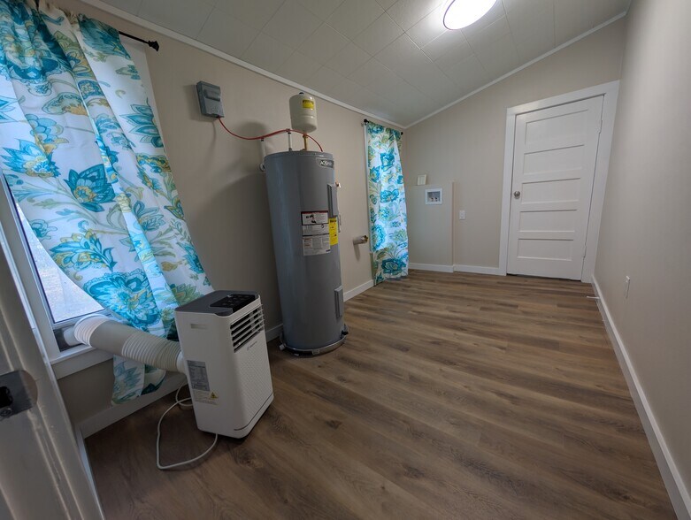 Building Photo - 41 E Sloss Ave