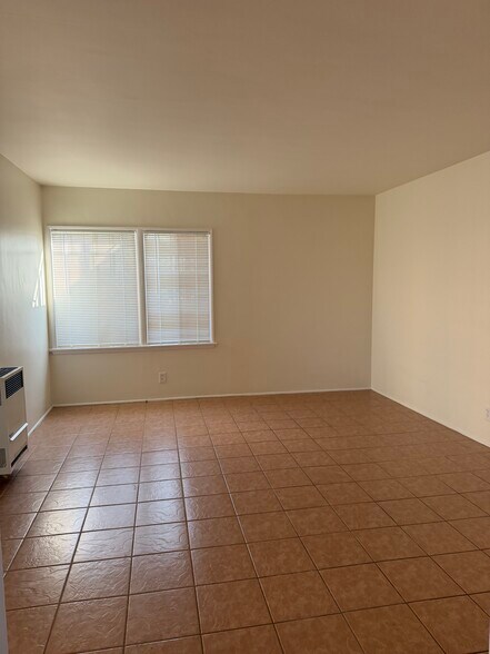 Living room - 6133 S Harvard Blvd