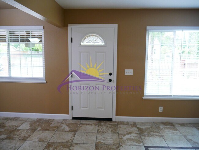 Building Photo - Remodeled 3 Bed 1 Bath 900sqft home in West Sacramento