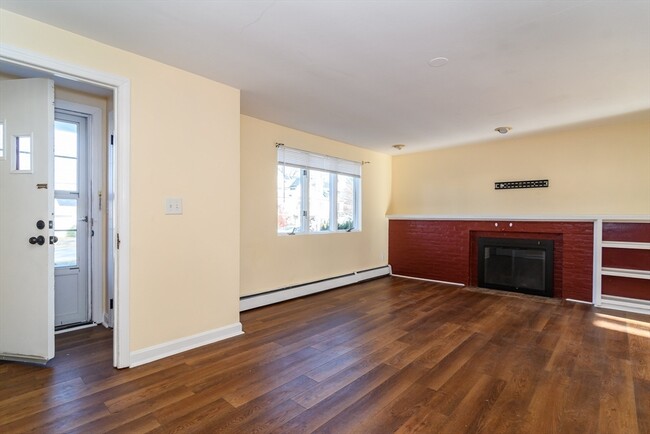 Building Photo - 10 Spring Valley Rd