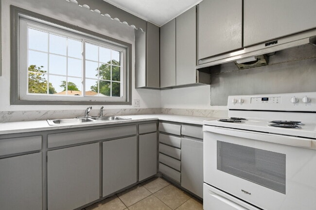 Building Photo - Charming 3-Bedroom with 2 Baths and Extra Room in Basement!