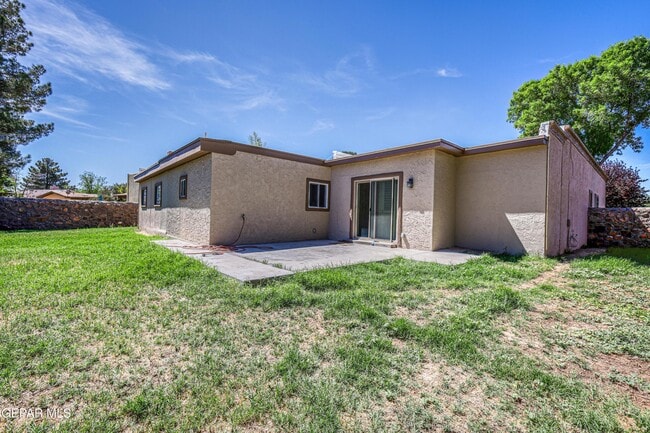 Building Photo - 4945 Vista Grande Cir