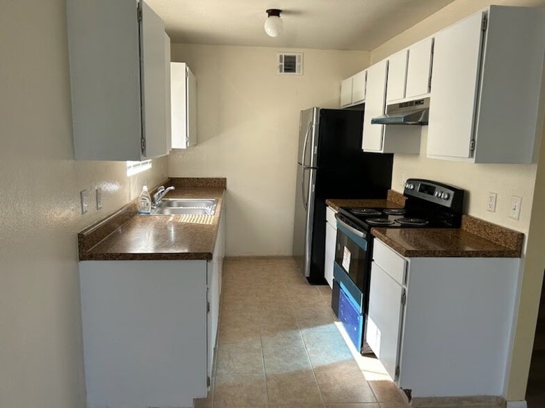 Beautifully remodeled kitchen w/ separate dining area - 115 Lazy Ln