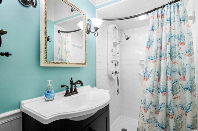 Building Photo - 10100 Lakeshore Dr