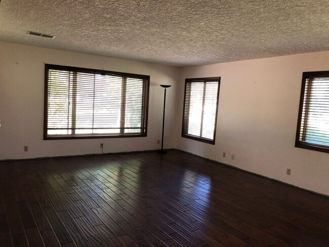 Building Photo - 3 bedroom 2 bath home in North Bonneville.