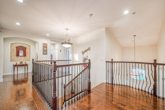 Building Photo - 10509 N Sierra Vista Ave