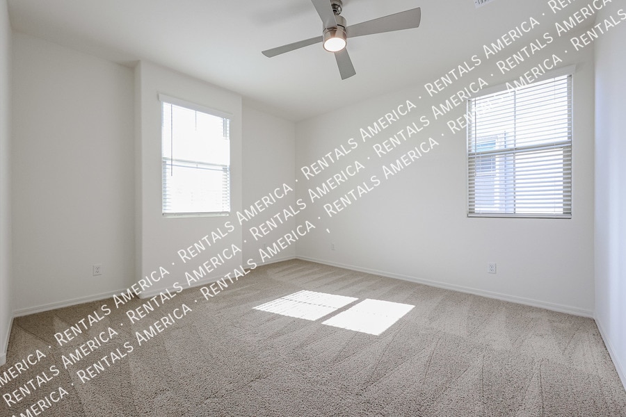 Building Photo - 1095 S Sunset Dr