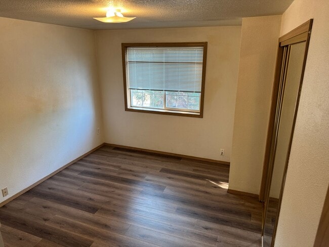 Building Photo - Freshly updated 3 bedroom 2 bathroom duple...