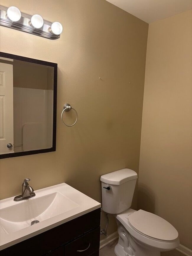 Building Photo - 2 Story Colonial - 3 bdrm/2 bath - LARGE YARD