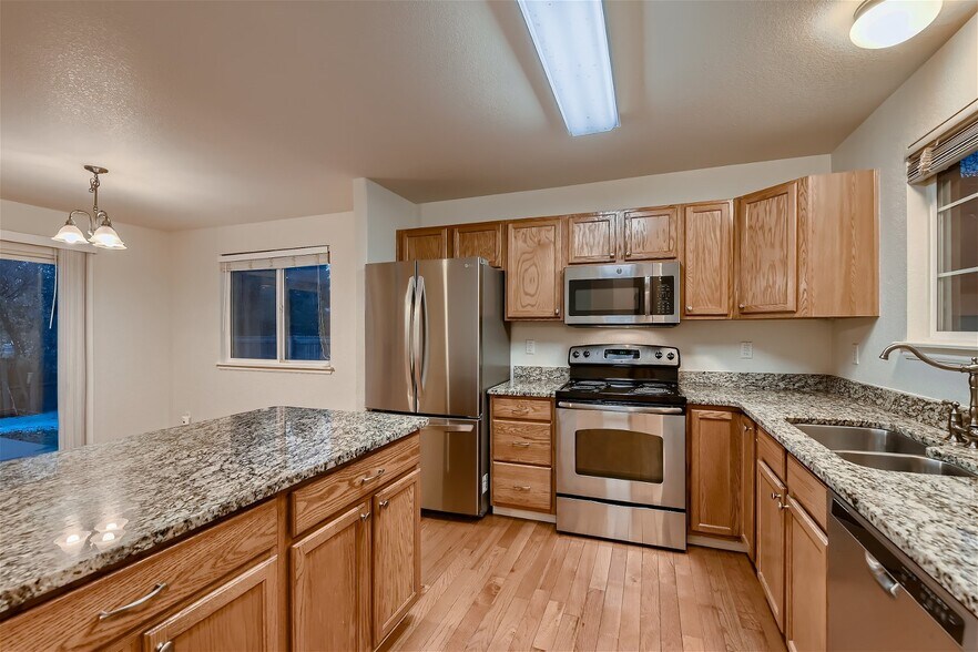 Building Photo - 2625 Fernwood Pl