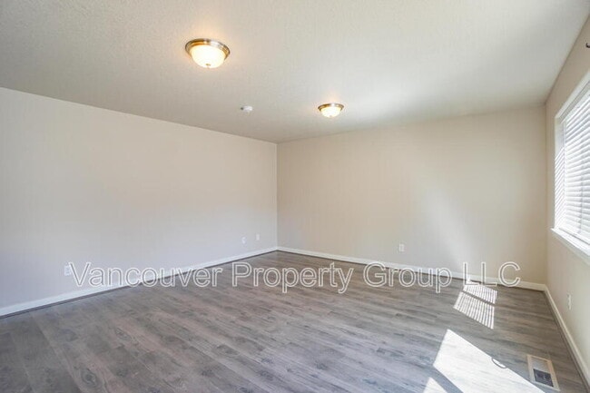 Building Photo - 6125 NE 105th Ave