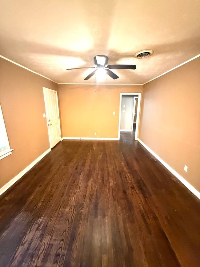 Building Photo - ** 4 Bed 2 Bath located in Forest Hills ** Call 334-366-9198 to schedule a self-tour