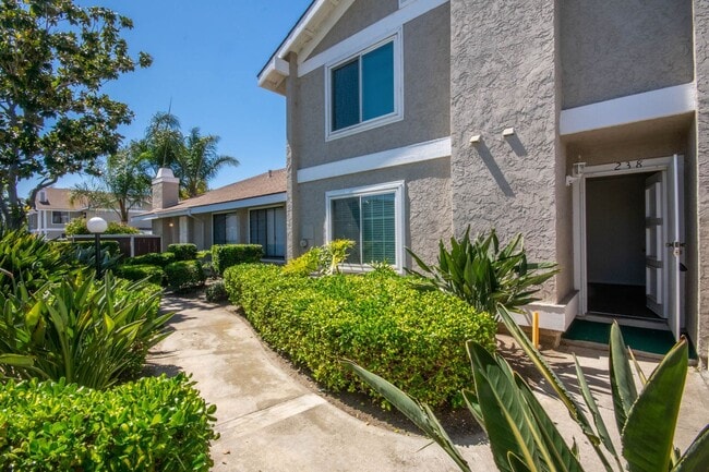 Building Photo - 3BR Townhome with Spacious Fenced Yard!