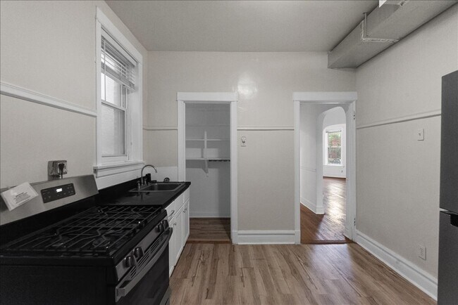 Building Photo - 1353 W Catalpa Ave