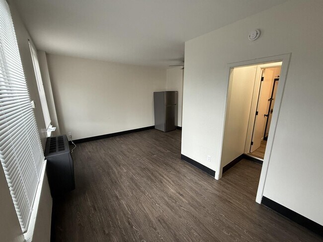 Building Photo - 123 Iowa Ave