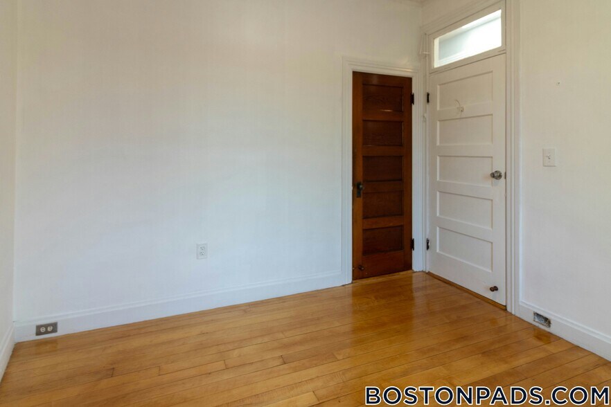 Building Photo - 24 Leamington Rd