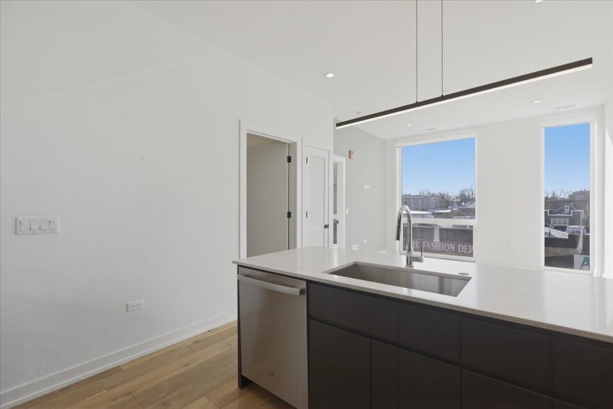 Building Photo - 4515 N Clark St