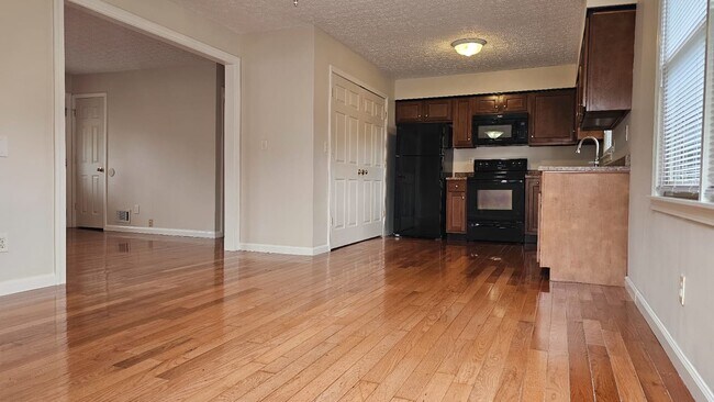 Building Photo - 273 Circle Dr