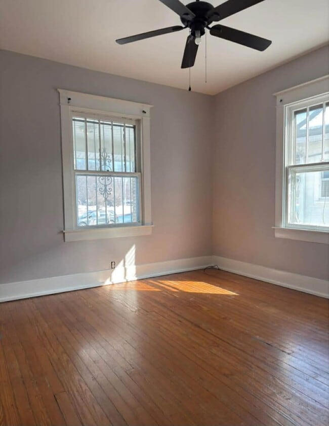 Building Photo - U of L Campus - 3 bedroom house!