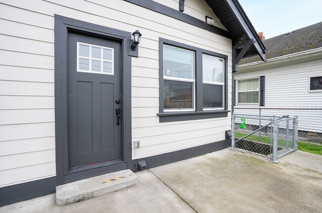 Building Photo - Convenience Meets Charm in this 3 Bedroom ...