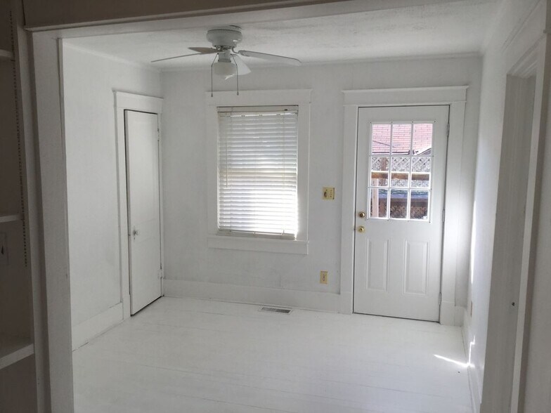 Building Photo - 224 W Watson St