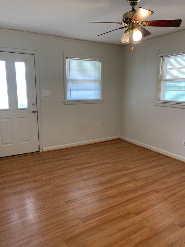 Building Photo - 3bed/1bath close to Southwest drive.