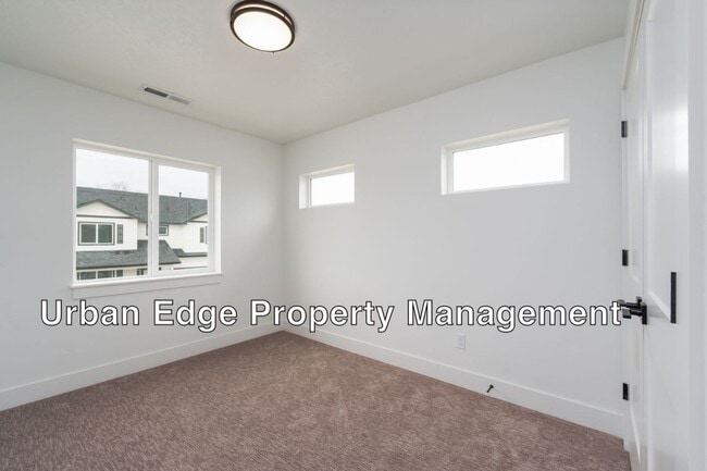 Building Photo - 3 bed, 2.5 bath, 2 car garage row home!