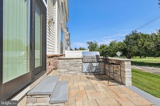 Building Photo - 2 Dogleg Ln