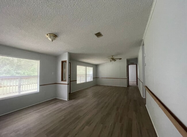 Building Photo - Ready To Rent!