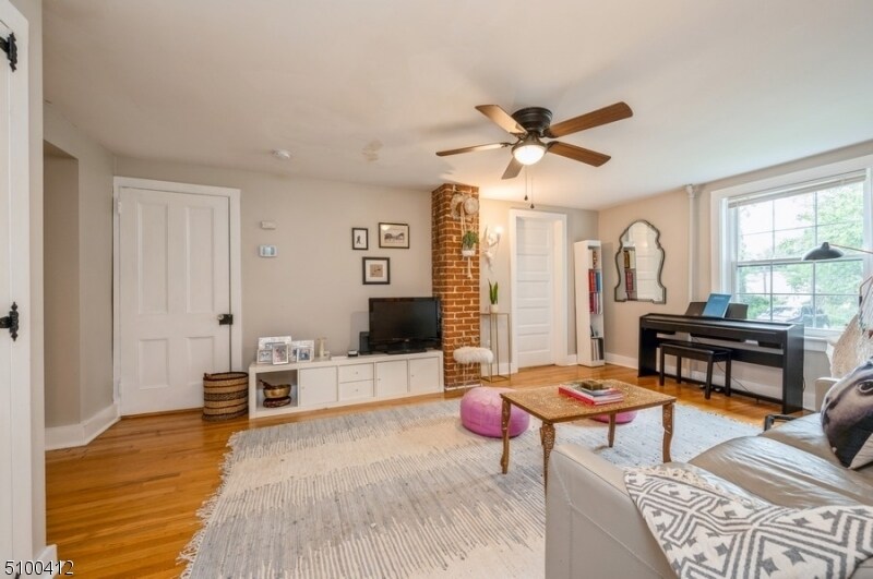 Building Photo - 15 Center St