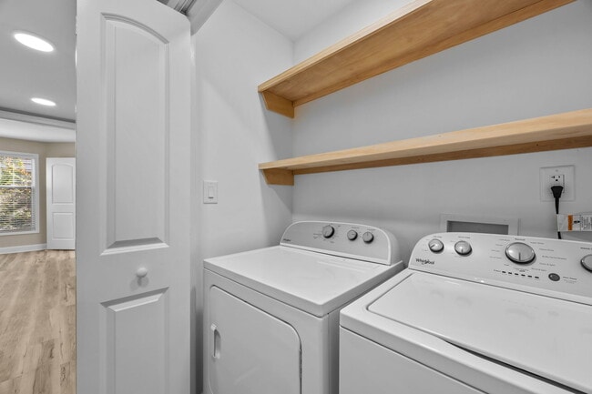 Building Photo - 425 W 8th St