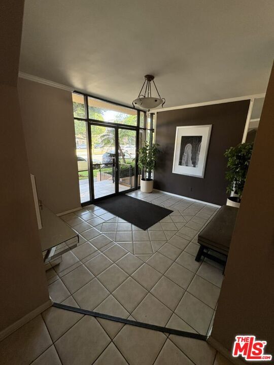 Building Photo - 8909 Burton Way