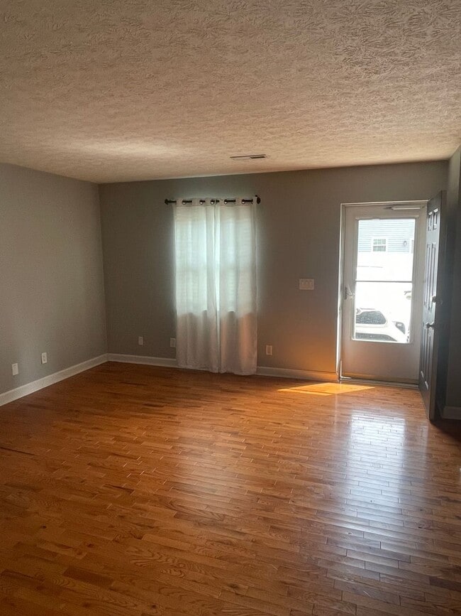 Building Photo - Three Bedroom Townhome