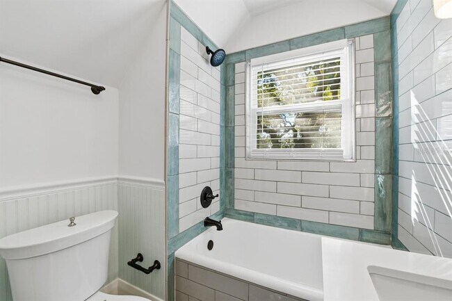 Building Photo - 1004 W Charter St