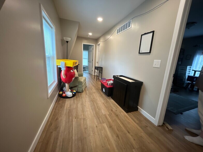 Building Photo - 1239 Plymouth Ave S