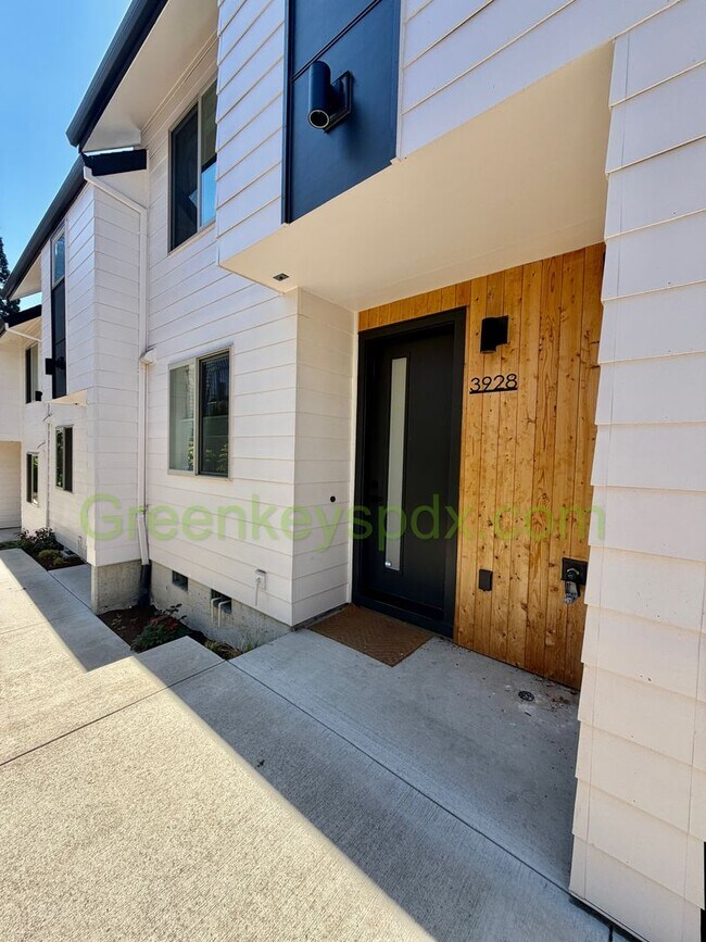 Building Photo - Newer 2-Bedroom, 1.5-Bathroom Townhome for Rent in SE Portland with Private Patio in Walkable Loc...