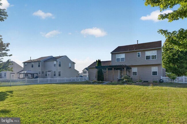 Building Photo - 33 Lindley Dr