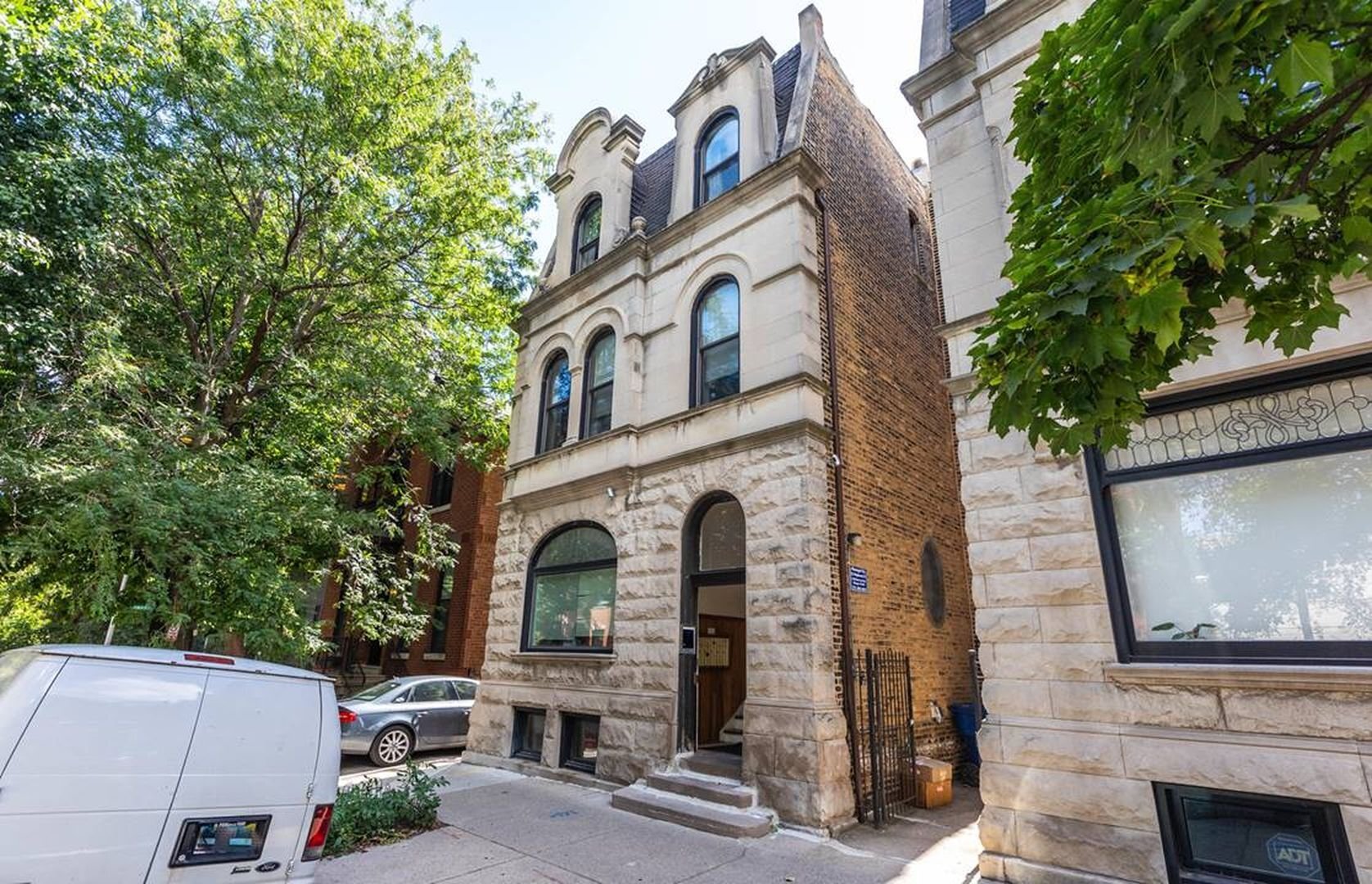Building Photo - 533 W Wrightwood Ave