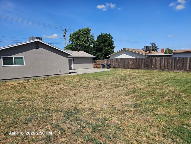 Building Photo - 2035 E Kern Ave