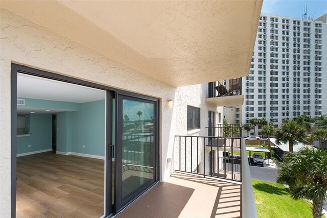 Building Photo - 7050 Sunset Dr S