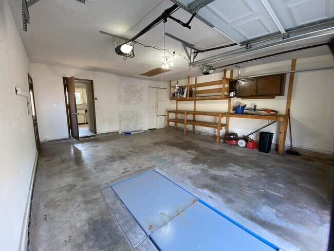 Building Photo - 916 S Patterson Dr