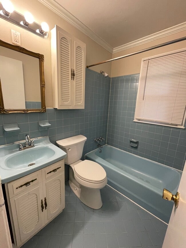 Building Photo - 2315 Finchley Dr