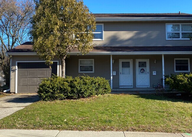 Building Photo - Showings this weekend! Partially fenced yard, garage, 3 bedroom