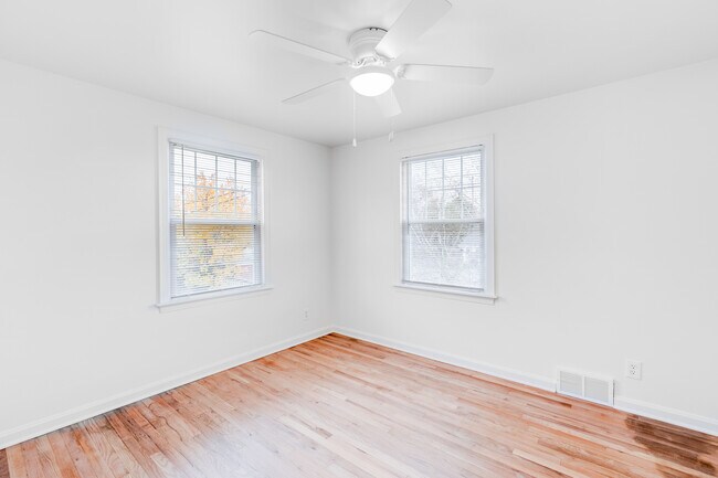 Building Photo - 148 Roselawn Ave NE