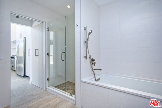 Building Photo - 806 6th Ave