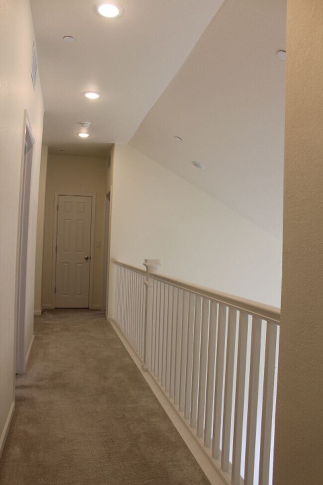 Building Photo - Chatfield Bluffs Condo w/ 3 BR/3 BA!!