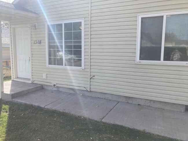 Building Photo - 3 bed 1 bath duplex