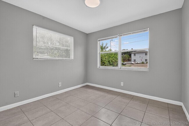 Building Photo - 1037 W 28th St